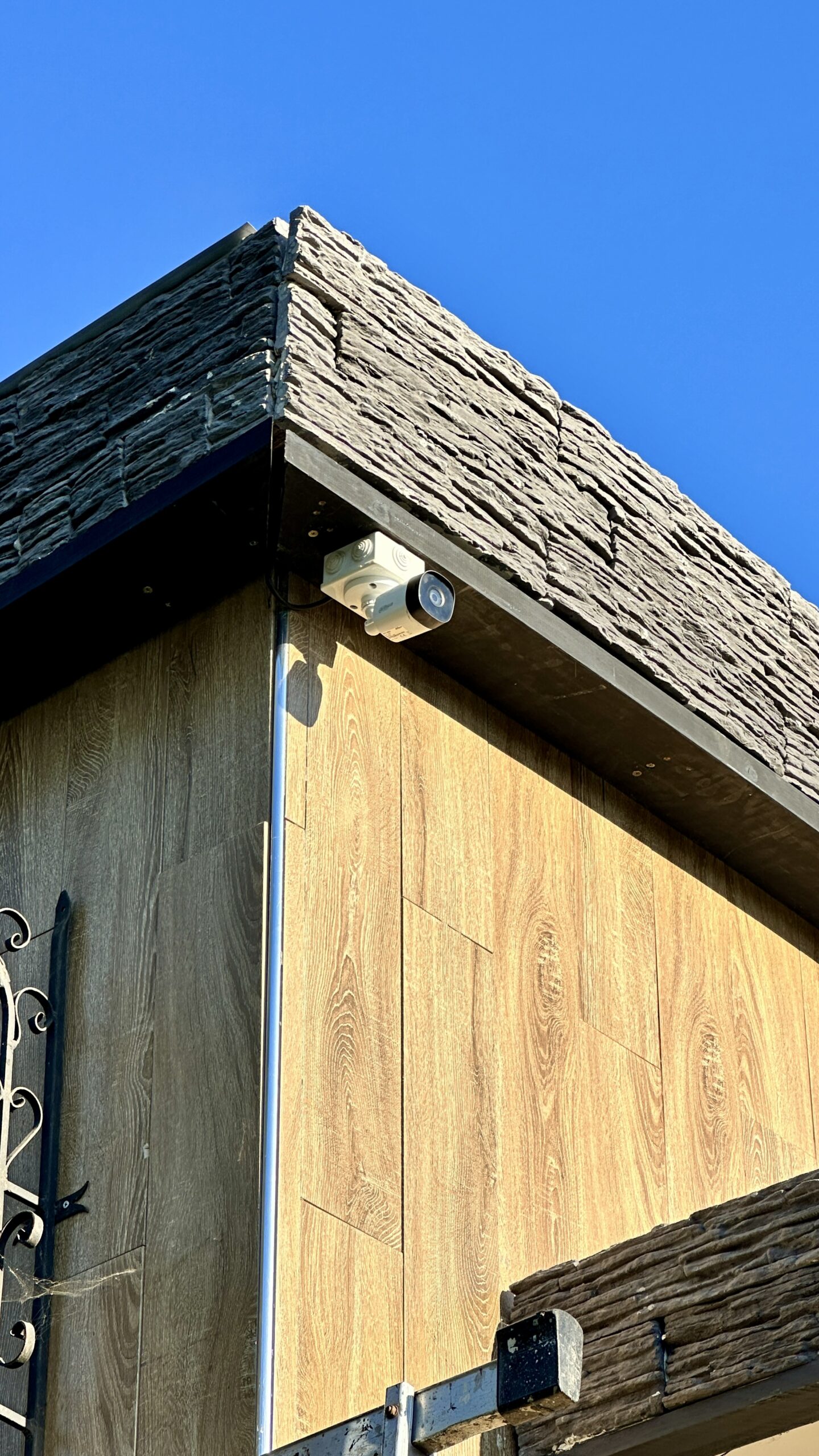 Instalación video vigilancia con grabación 24/7 con Soporte Manfrex.